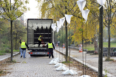 Aufbau der Installation 'Lichtgrenze', Berlin