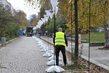 Aufbau der Installation 'Lichtgrenze', Berlin