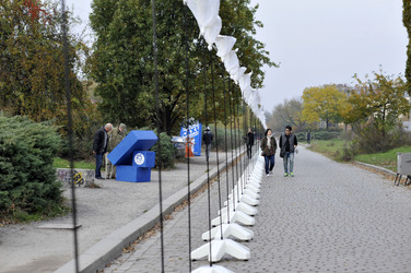 Aufbau der Installation 'Lichtgrenze', Berlin