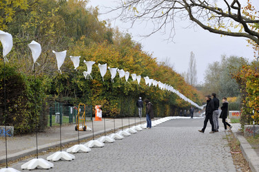 Aufbau der Installation 'Lichtgrenze', Berlin