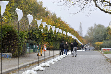 Aufbau der Installation 'Lichtgrenze', Berlin