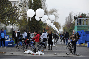 Lichtmauer aus Ballons, Berlin