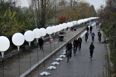 Lichtmauer aus Ballons, Berlin