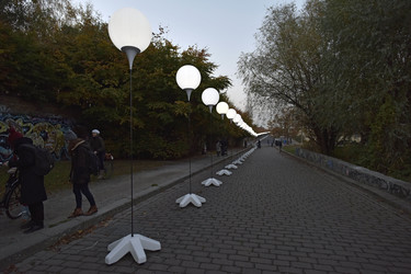 Lichtmauer aus Ballons, Berlin