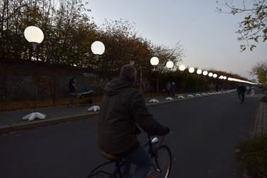 Lichtmauer aus Ballons, Berlin