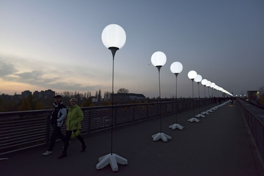 Lichtmauer aus Ballons, Berlin