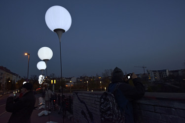 Lichtmauer aus Ballons, Berlin