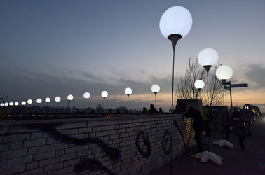 Lichtmauer aus Ballons, Berlin