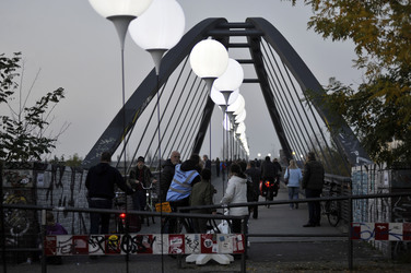 Lichtmauer aus Ballons, Berlin