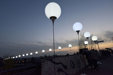 Lichtmauer aus Ballons, Berlin
