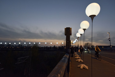 Lichtmauer aus Ballons, Berlin