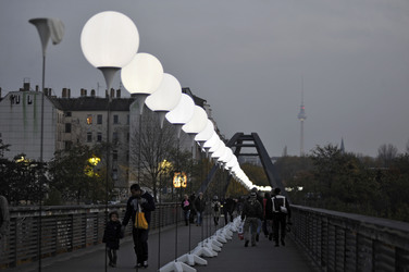 Lichtmauer aus Ballons, Berlin