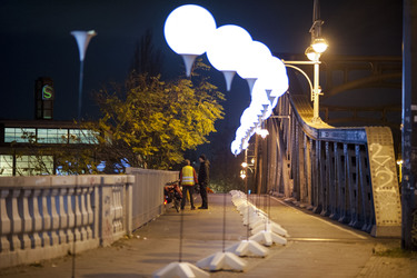 Lichtmauer aus Ballons, Berlin
