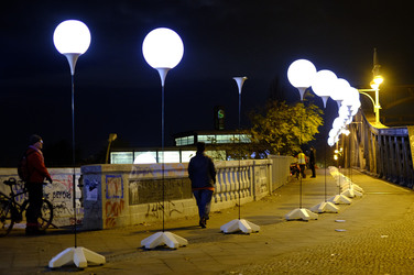 Lichtmauer aus Ballons, Berlin