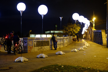 Lichtmauer aus Ballons, Berlin