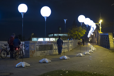 Lichtmauer aus Ballons, Berlin