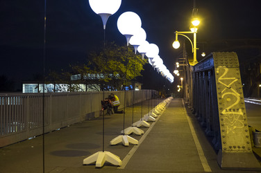 Lichtmauer aus Ballons, Berlin