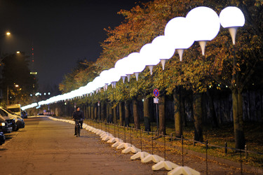 Lichtmauer aus Ballons, Berlin