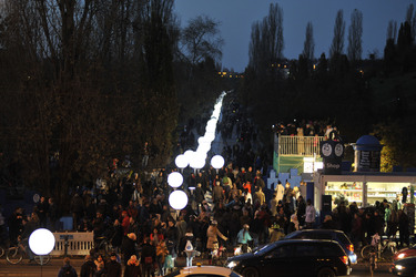 Lichtmauer aus Ballons, Berlin