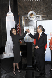 Teri Hatcher und Ban Ki-moon im Empire State Building, New York