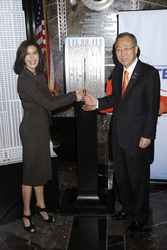 Teri Hatcher und Ban Ki-moon im Empire State Building, New York