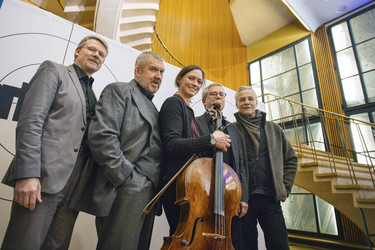 Frank Tönsmann (ganz links), Klaus Behrendt und Dietmar Bär mit Laura Sundermann und Prof. Gebhard Henke