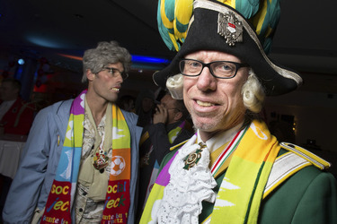 Yann-Benjamin Kugel und Peter Stöger, im Hintergrund: Benjamin Kugel