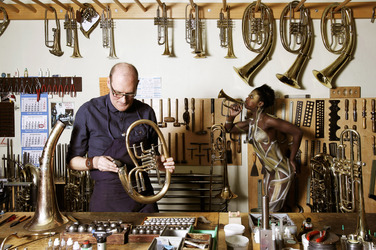 WORKING ART: Metallblasinstrumentenmacher / Brass Wind Instrument Maker Body Painting