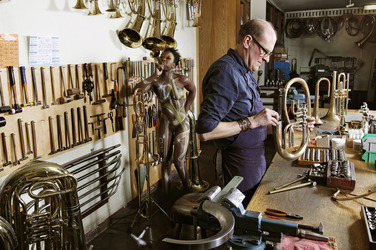 WORKING ART: Metallblasinstrumentenmacher / Brass Wind Instrument Maker Body Painting