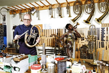 WORKING ART: Metallblasinstrumentenmacher / Brass Wind Instrument Maker Body Painting