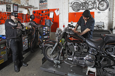 WORKING ART: Zweiradmechaniker / Motorcycle Mechanic