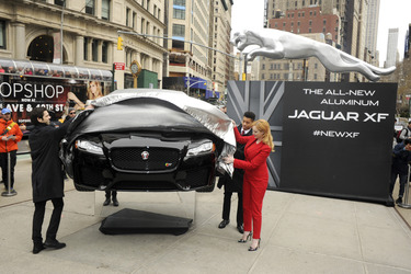 Jaguar 2016 XF Sedan Enthüllung mit Christina Hendricks, New York
