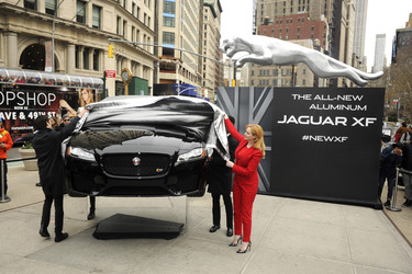 Jaguar 2016 XF Sedan Enthüllung mit Christina Hendricks, New York