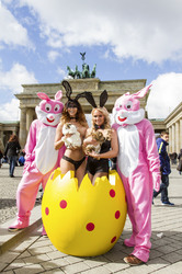 Micaela Schäfer und Mandy Lange als Oster-Bunnys, Berlin