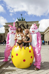 Micaela Schäfer und Mandy Lange als Oster-Bunnys, Berlin
