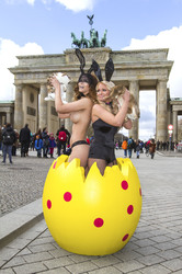 Micaela Schäfer und Mandy Lange als Oster-Bunnys, Berlin
