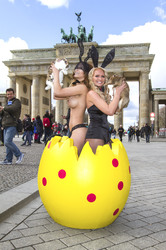 Micaela Schäfer und Mandy Lange als Oster-Bunnys, Berlin