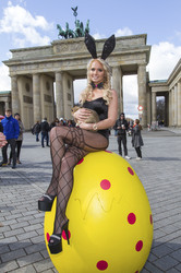 Micaela Schäfer und Mandy Lange als Oster-Bunnys, Berlin
