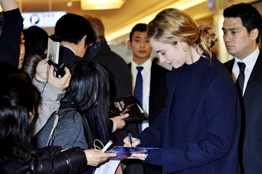Lily James und Kenneth Branagh bei der Ankunft in Tokyo
