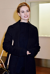 Lily James und Kenneth Branagh bei der Ankunft in Tokyo