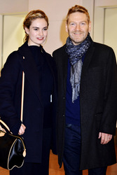 Lily James und Kenneth Branagh bei der Ankunft in Tokyo