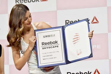 Miranda Kerr bewirbt Reebok Skyscape, Tokyo