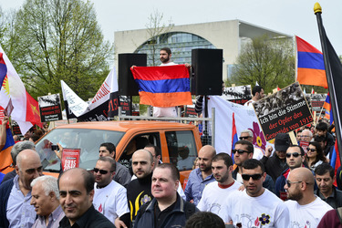 Armenier demonstrieiren in Berlin