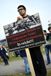 Armenier demonstrieiren in Berlin