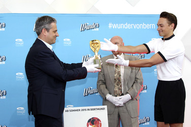 Präsentation des WM-Pokals 1954 im Stage Theater in Hamburg