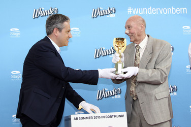 Präsentation des WM-Pokals 1954 im Stage Theater in Hamburg