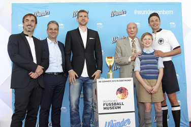 Präsentation des WM-Pokals 1954 im Stage Theater in Hamburg