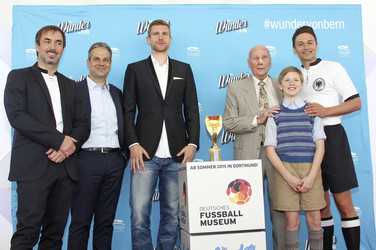 Präsentation des WM-Pokals 1954 im Stage Theater in Hamburg