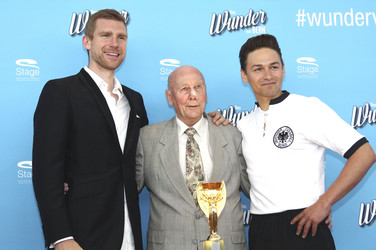 Präsentation des WM-Pokals 1954 im Stage Theater in Hamburg