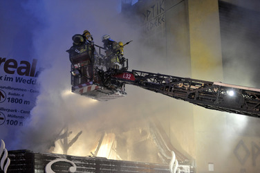 Feuerwehr bei Löscharbeiten in Berlin